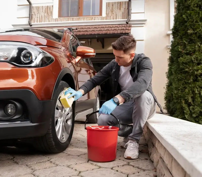 Lavage auto à domicile Cormes : professionnel intervenant sur un véhicule